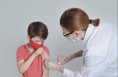 Países como Estados Unidos, Espanha e China já iniciaram aplicação da vacina Pfizer em crianças e adolescentes.