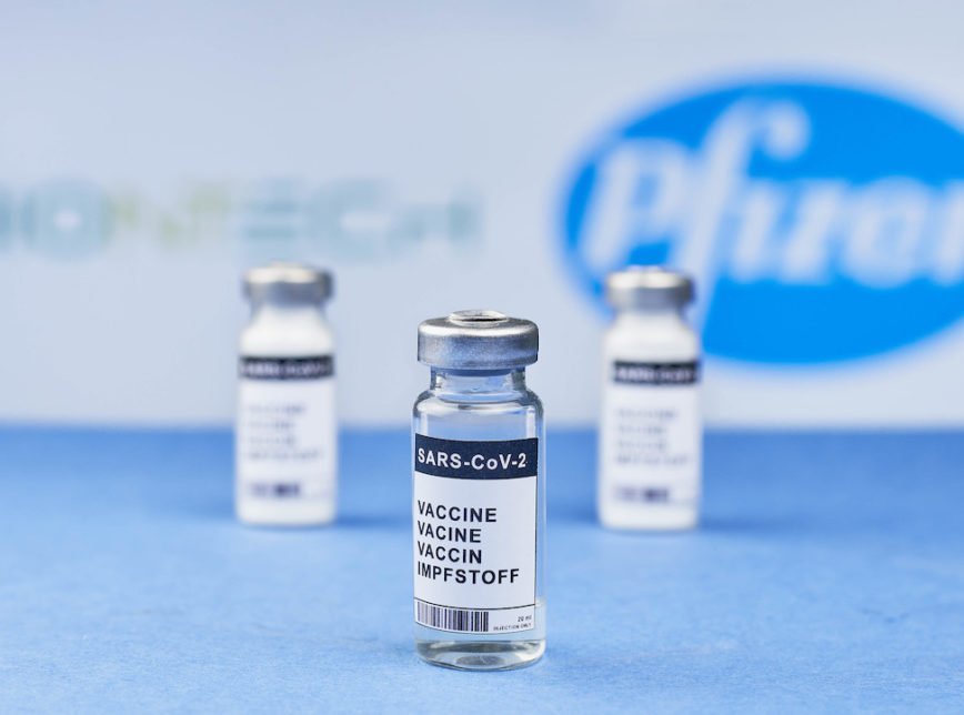 Três frascos da vacina contra Covid-19 pfizer, que os Estados Unidos vão comprar e doar