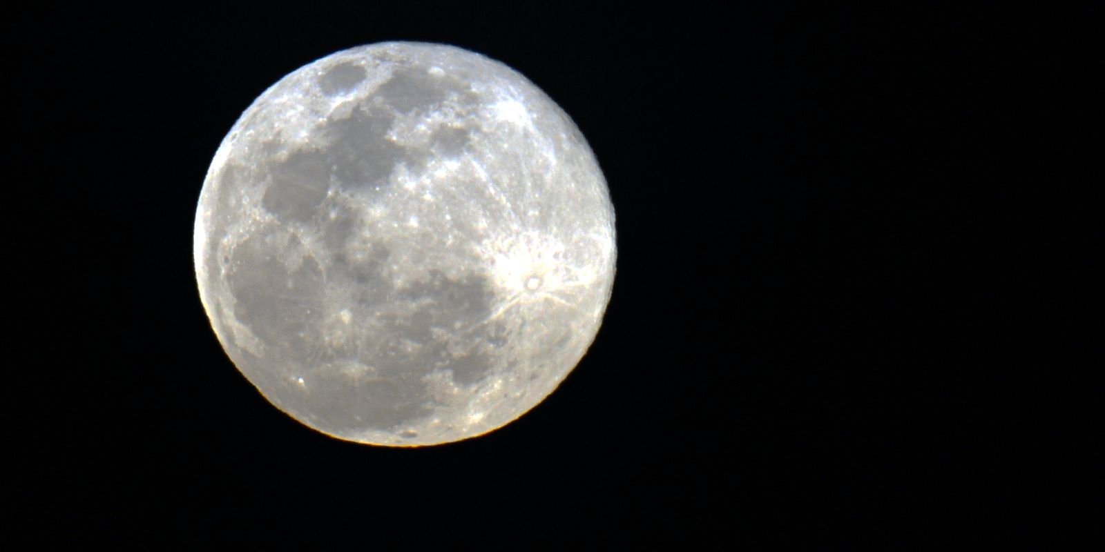 noite-desta-quarta-feira-tera-superlua-azul