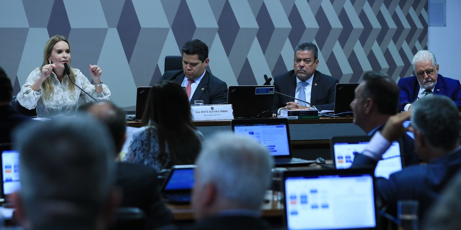 ccj-do-senado-aprova-pec-que-permite-comercializacao-de-plasma-humano